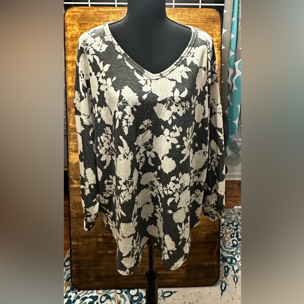 Be Stage - Ladies NWT 2X Lightweight V Neck Sweater